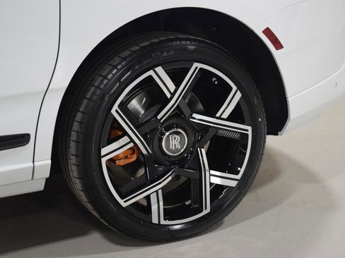 New 2026 Rolls-Royce Cullinan Black Badge image 17
