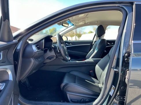 Used 2023 Genesis G70 2.0T image 9