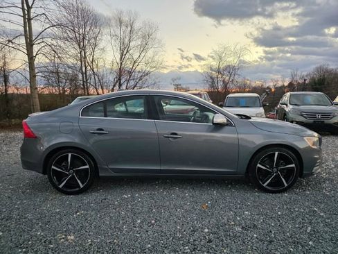 Used 2016 Volvo S60 T5 R-Design image 4