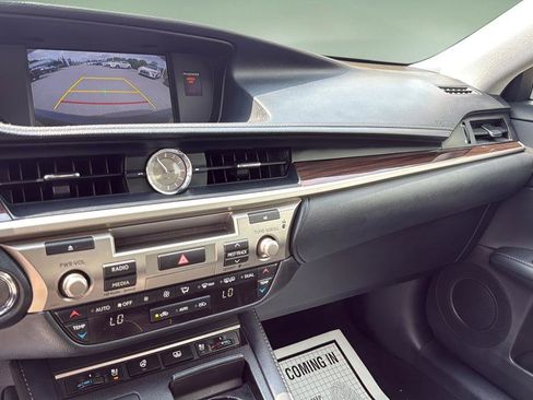 Used 2016 Lexus ES 350 w/ Luxury Package w/Wood Trim FWD image 29