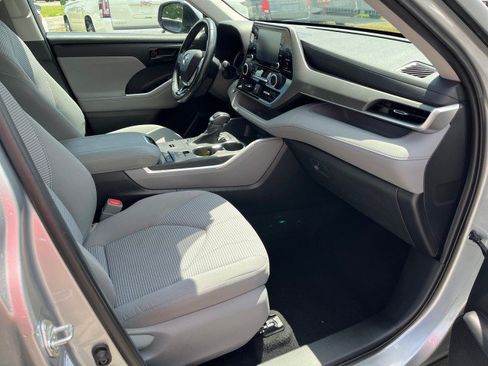Used 2020 Toyota Highlander LE AWD/4WD image 22