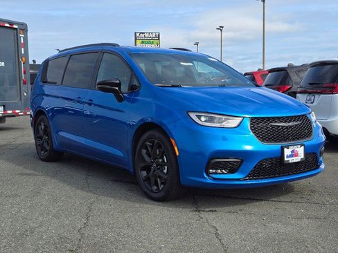 New 2026 Chrysler Pacifica Limited FWD image 1