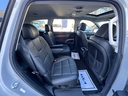 Used 2022 Kia Telluride EX w/ EX Premium Package image 16
