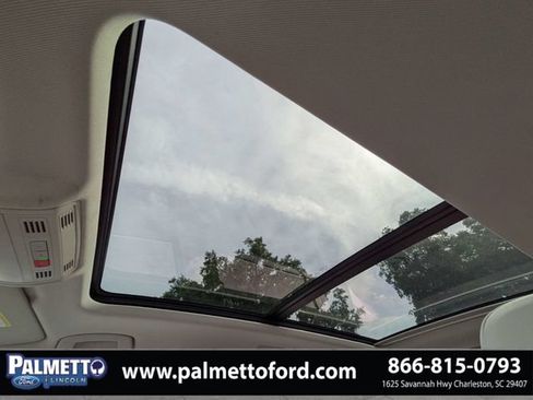 Used 2021 Volkswagen Tiguan SE w/ Panoramic Sunroof Package FWD image 21
