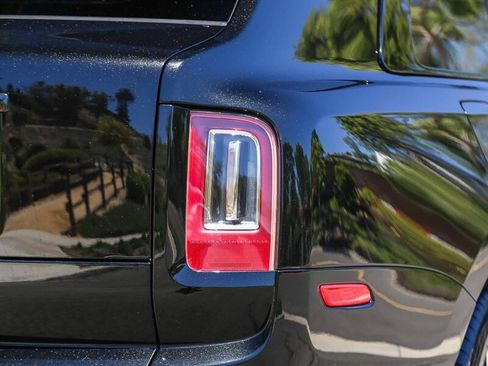 Used 2021 Rolls-Royce Cullinan Black Badge AWD/4WD image 32