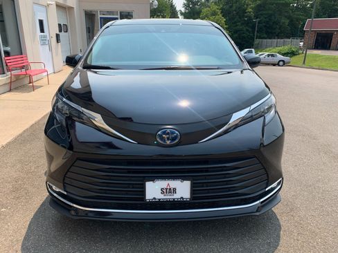 Used 2024 Toyota Sienna XLE FWD image 2