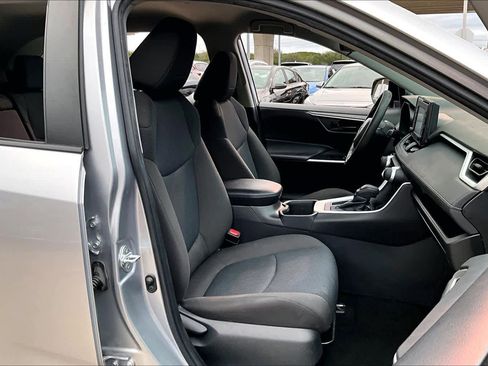 Used 2022 Toyota RAV4 LE image 8
