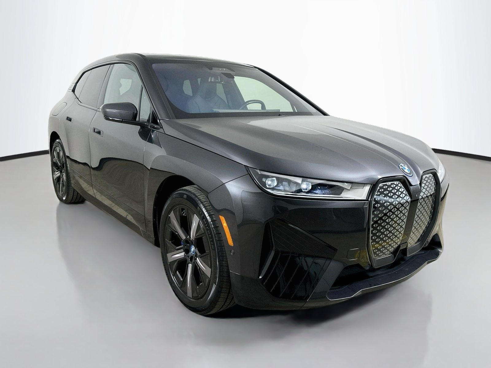 Used 2024 BMW iX xDrive50 w/ Sport Package AWD/4WD image 3