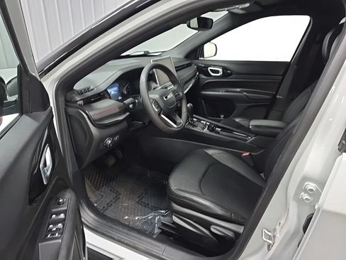 Used 2024 Jeep Compass Trailhawk AWD/4WD image 30