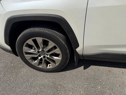 Used 2021 Toyota RAV4 XLE Premium image 11