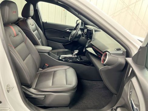 Used 2024 Chevrolet Trax RS FWD image 16