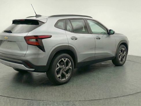 Used 2025 Chevrolet Trax LT FWD image 9