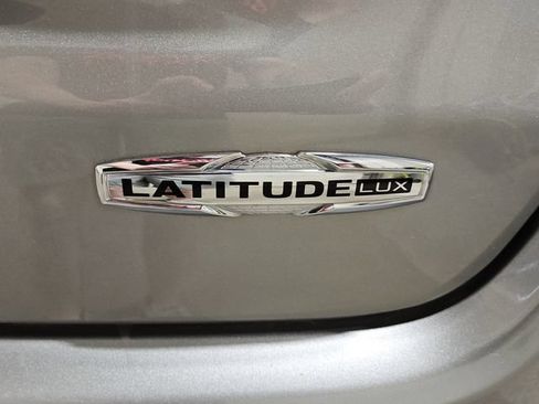 Used 2022 Jeep Compass Latitude AWD/4WD image 38