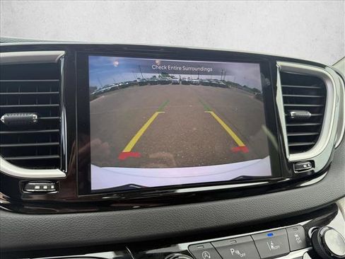 Used 2024 Chrysler Pacifica Touring-L FWD image 18