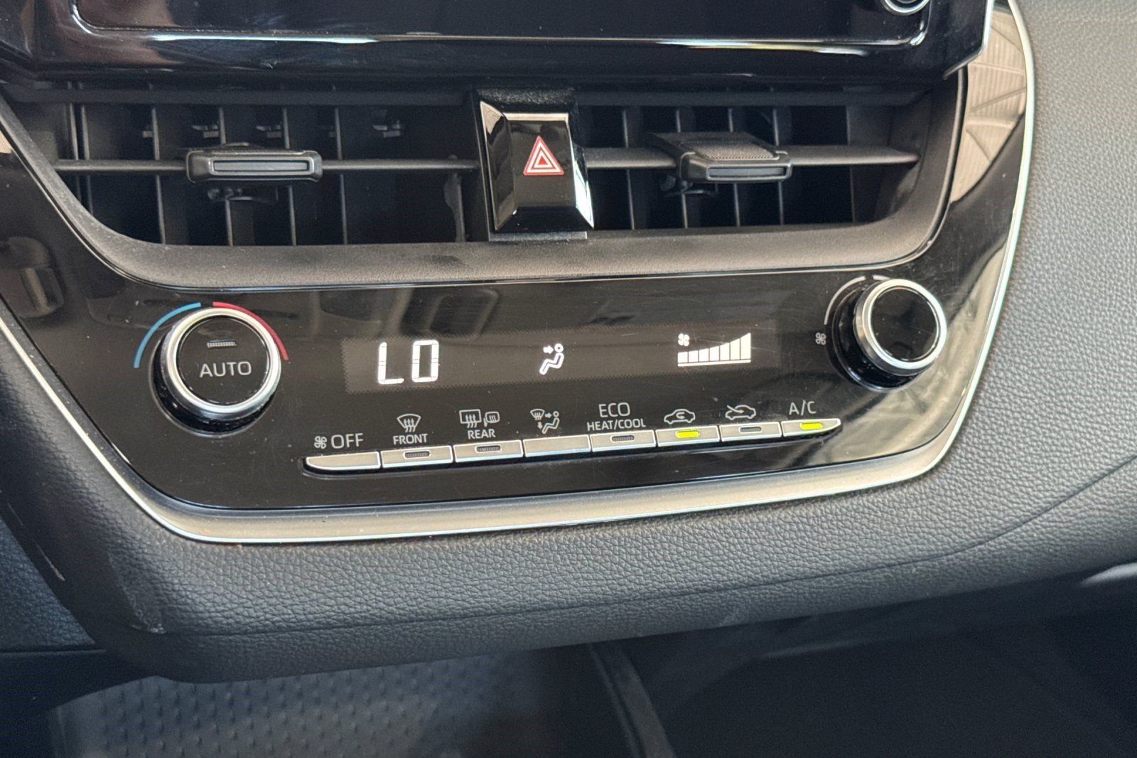 Used 2020 Toyota Corolla LE FWD image 25