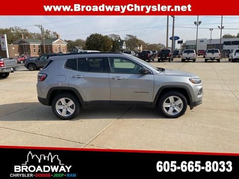 Used 2022 Jeep Compass Latitude image 1
