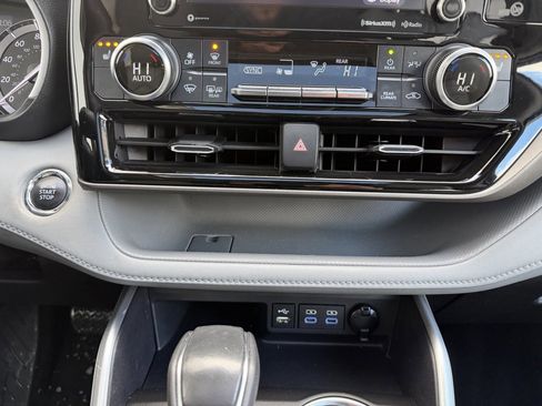Used 2022 Toyota Highlander XLE image 19