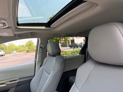 Used 2023 Toyota Sienna XLE FWD image 8
