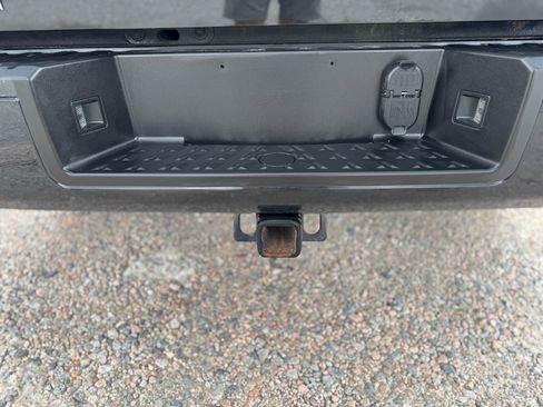 Used 2018 Nissan Titan SV w/ SV Convenience Package image 16