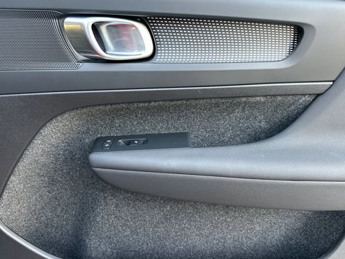 Used 2025 Volvo XC40 B5 Plus image 21