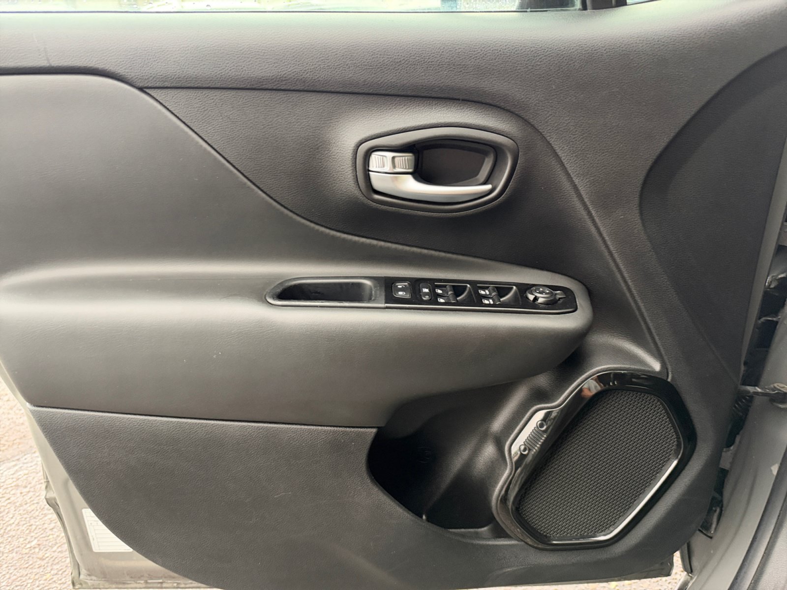 Used 2020 Jeep Renegade Altitude FWD image 13