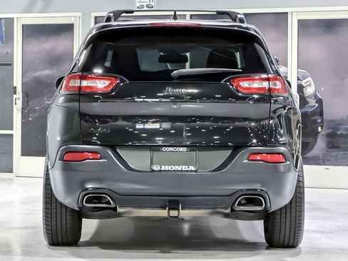 Used 2016 Jeep Cherokee Latitude w/ Cold Weather Group AWD/4WD image 10