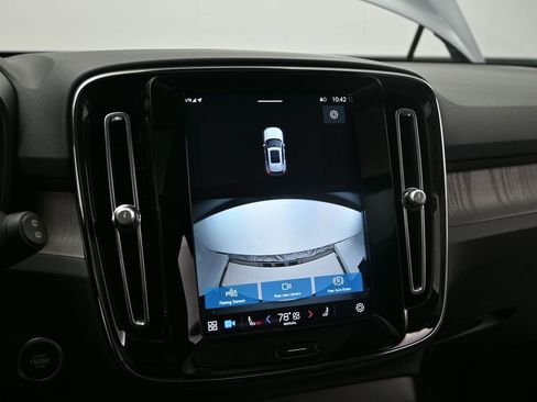 Used 2023 Volvo XC40 B4 Plus image 23