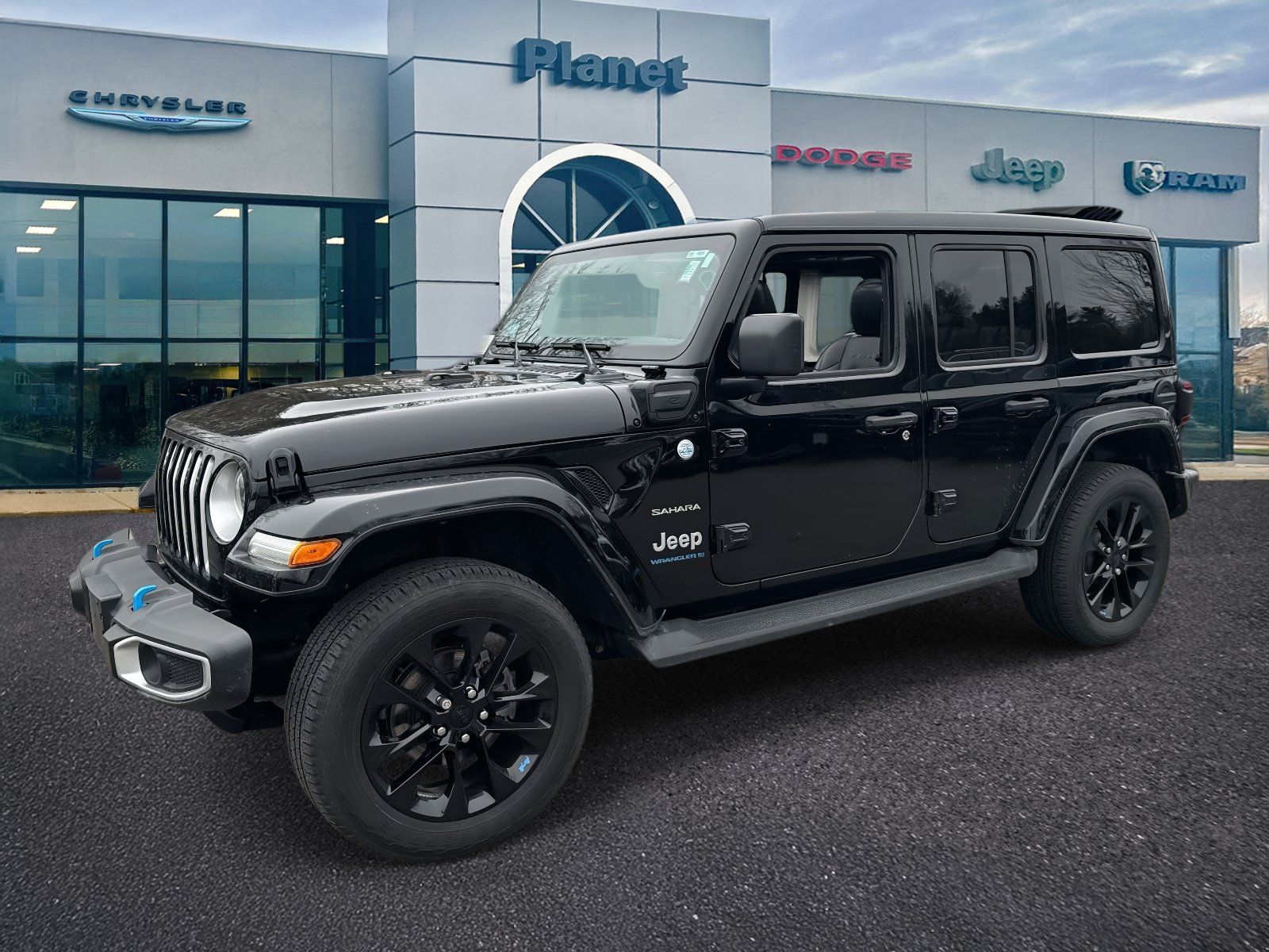 Used 2023 Jeep Wrangler Unlimited Sahara w/ Cold Weather Group AWD/4WD image 4