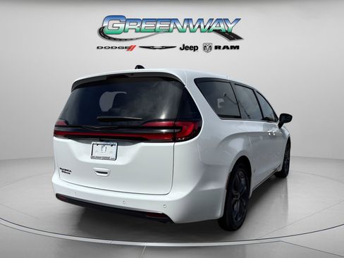 New 2026 Chrysler Pacifica Select image 4