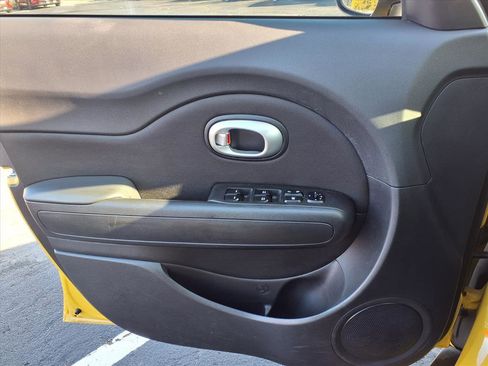 Used 2016 Kia Soul + image 20