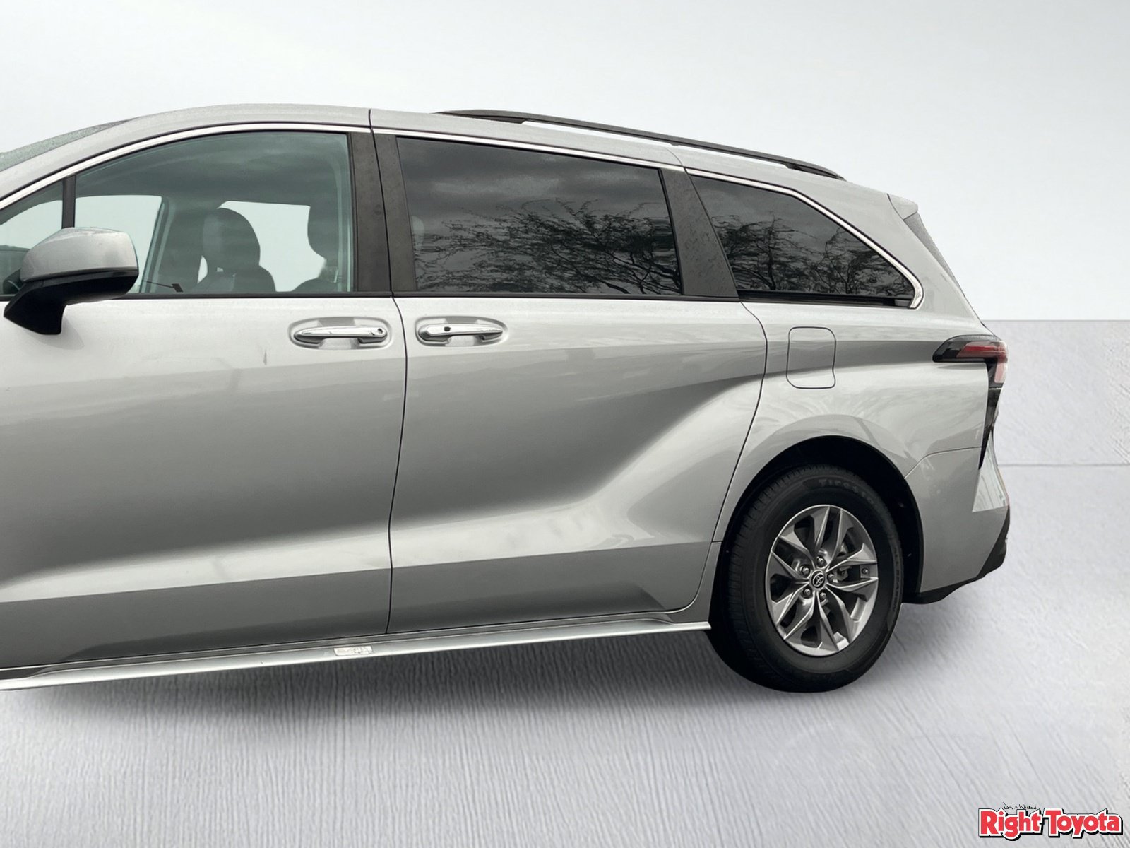 Certified 2024 Toyota Sienna XLE FWD image 10