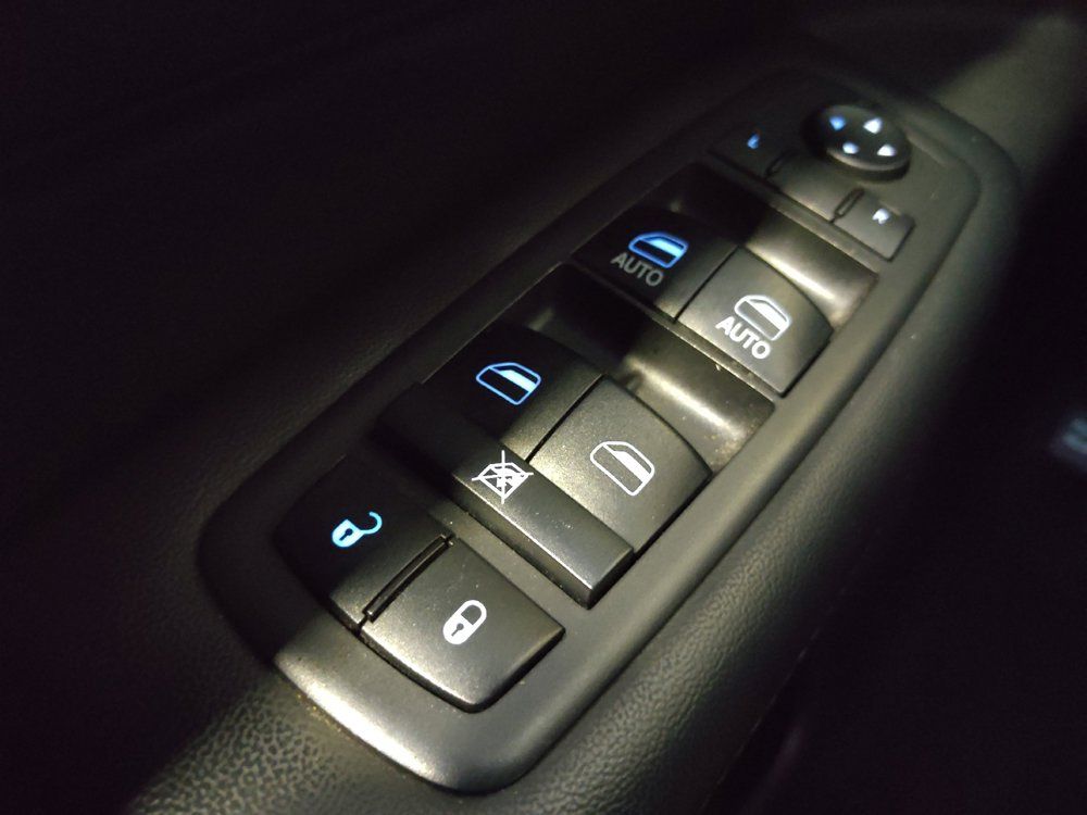 Used 2018 Jeep Grand Cherokee Altitude RWD image 27