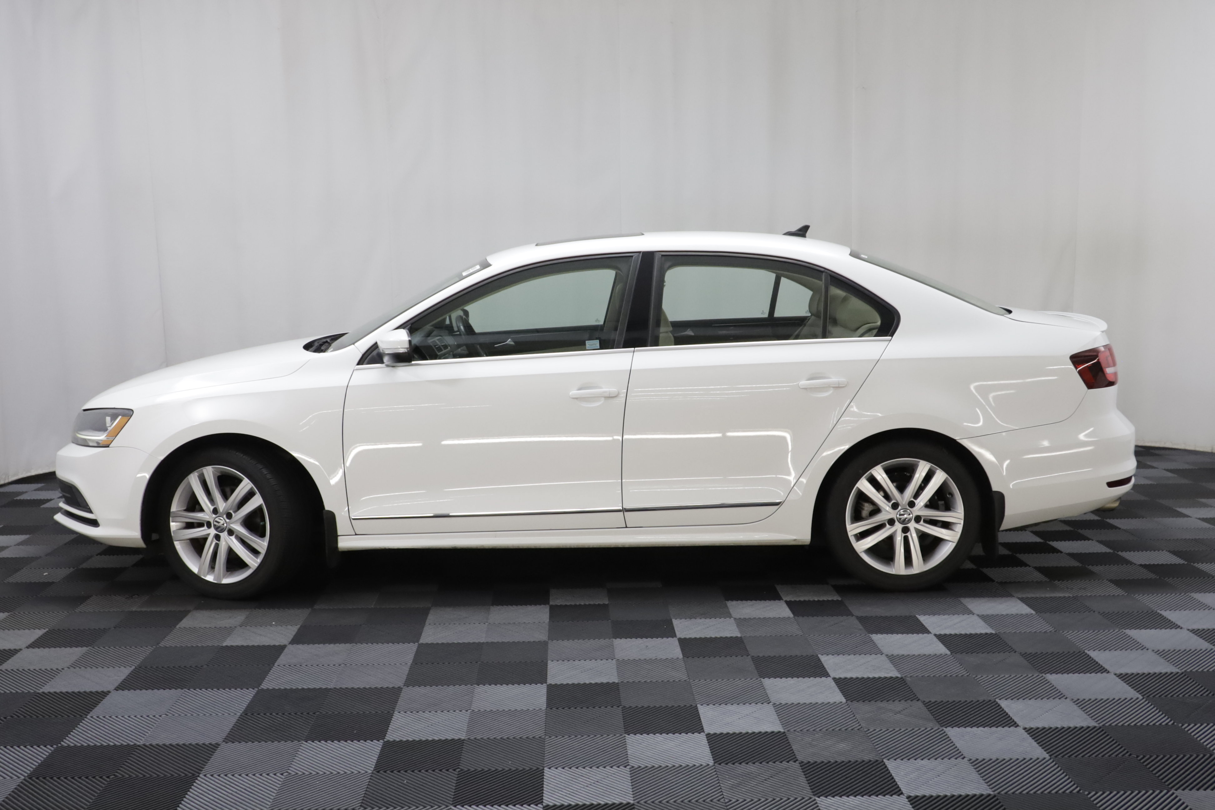 Used 2017 Volkswagen Jetta SEL FWD image 4