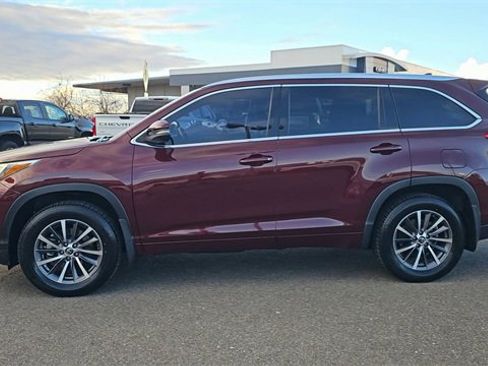 Used 2018 Toyota Highlander XLE w/ Carpet Mat Package (TMS) image 5