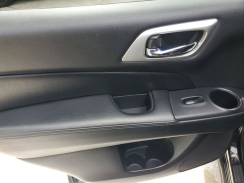 Used 2020 Nissan Pathfinder Platinum FWD image 14