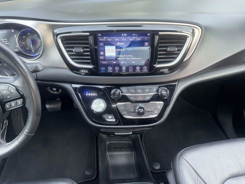 Used 2020 Chrysler Pacifica Touring-L image 11