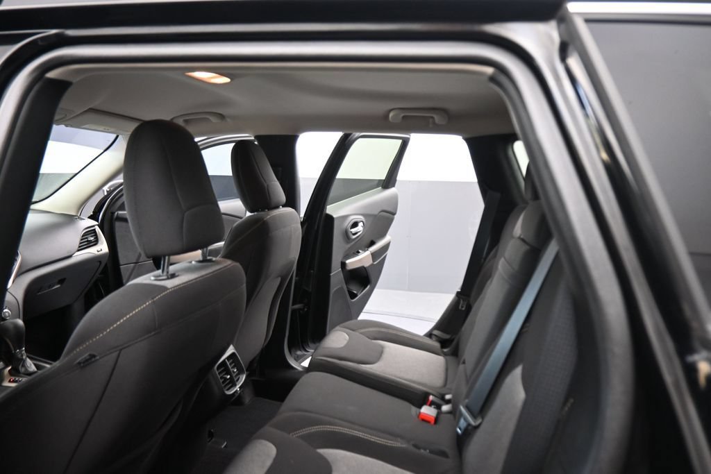 Used 2018 Jeep Cherokee Latitude AWD/4WD image 43