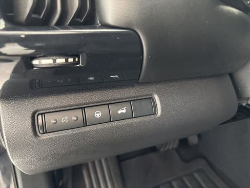 Used 2025 Nissan Pathfinder SV image 10