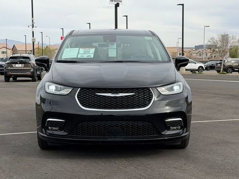 Used 2024 Chrysler Pacifica Touring-L image 10