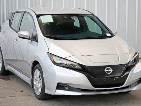 Used 2025 Nissan Leaf S image 47