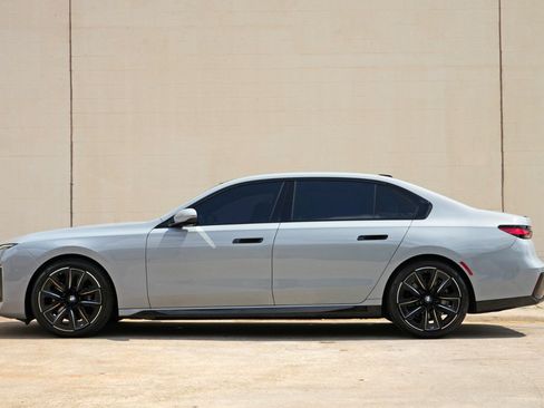 Used 2023 BMW 740i w/ Parking Assistance Package RWD image 9