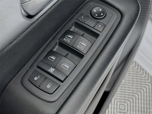 Used 2020 Chrysler Pacifica Touring-L w/ S Appearance Package image 18