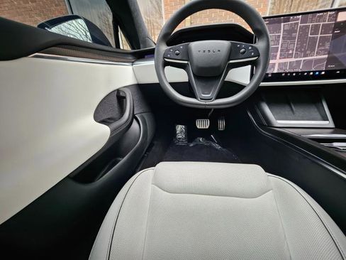 Used 2022 Tesla Model S Plaid image 2