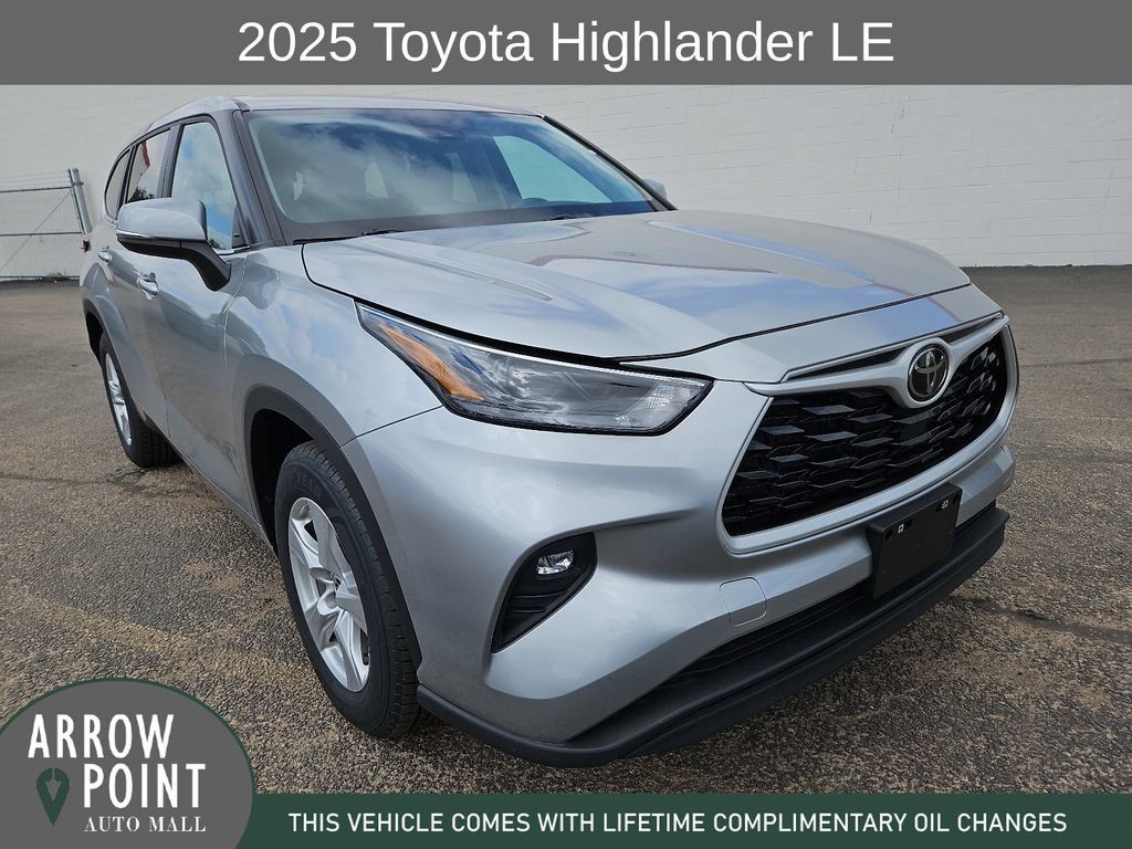 Used 2025 Toyota Highlander LE FWD image 2
