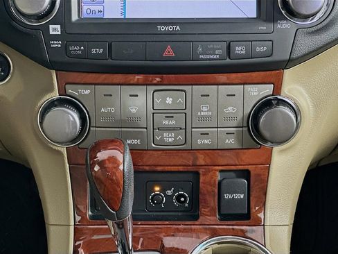 Used 2012 Toyota Highlander Limited w/ Tow Pkg AWD/4WD image 16