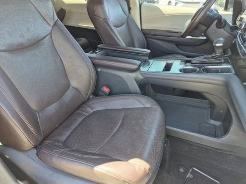 Used 2022 Toyota Sienna Platinum AWD/4WD image 24