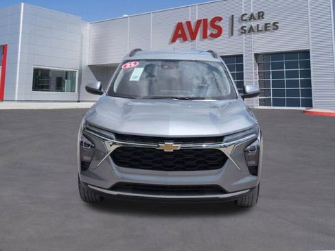 Used 2025 Chevrolet Trax LT w/ LT Convenience Package FWD image 2