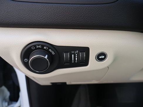 Used 2017 Chrysler 200 Limited Platinum w/ Comfort & Convenience Group image 10