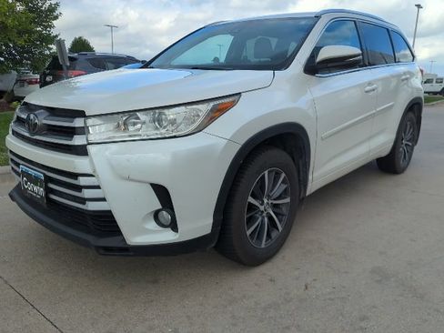 Used 2017 Toyota Highlander XLE AWD/4WD image 8