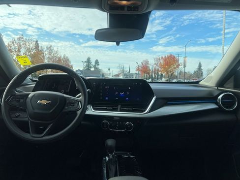 Used 2025 Chevrolet Trax LT image 33